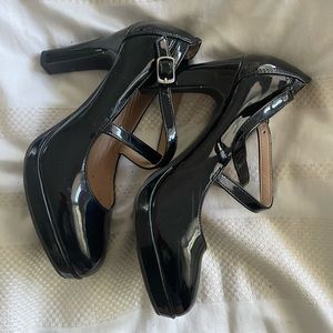 A7 black patent pumps with crisscross strap 39